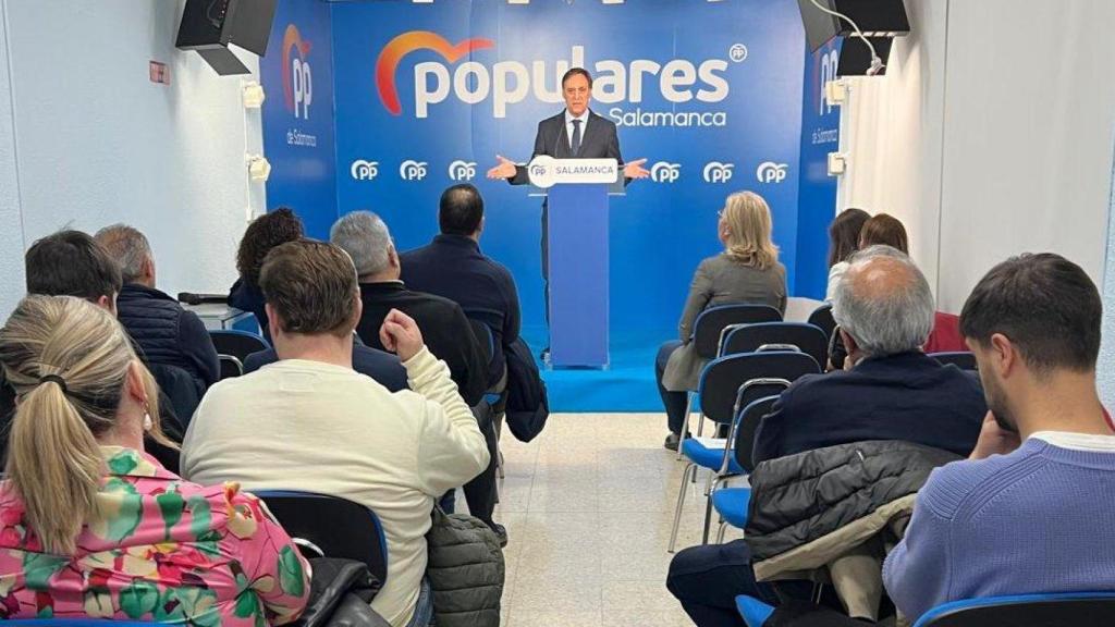 El presidente del Partido Popular de Salamanca, Carlos García Carbayo, en un acto con afiliados