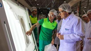 El presidente de la Junta, Alfonso Fernández Mañueco, visitando la empresa Ontex