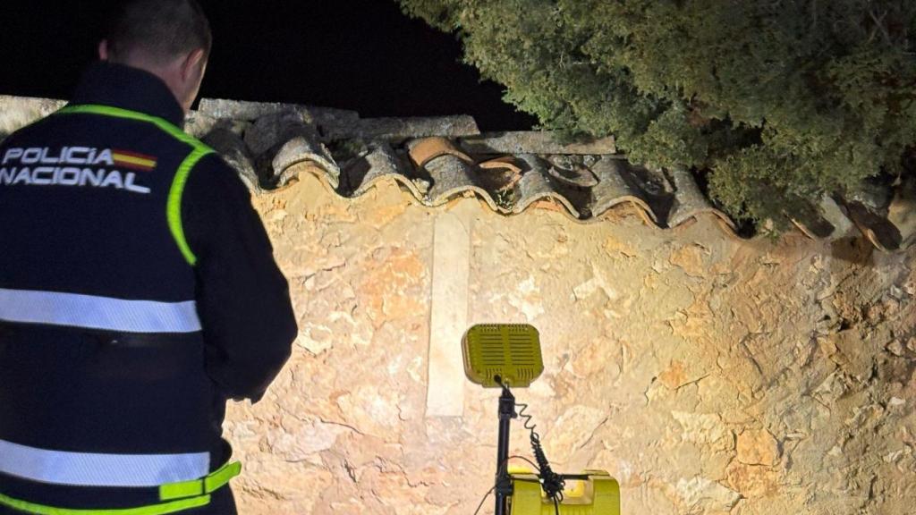 La Policía Nacional trabajando en el cementerio de Andaluz
