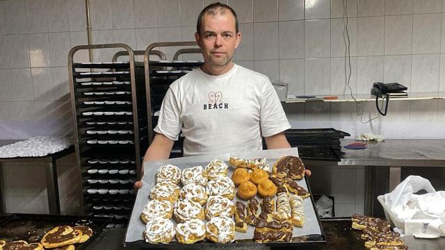 Luis Ángel en Dulces Nava con alguna de sus delicias
