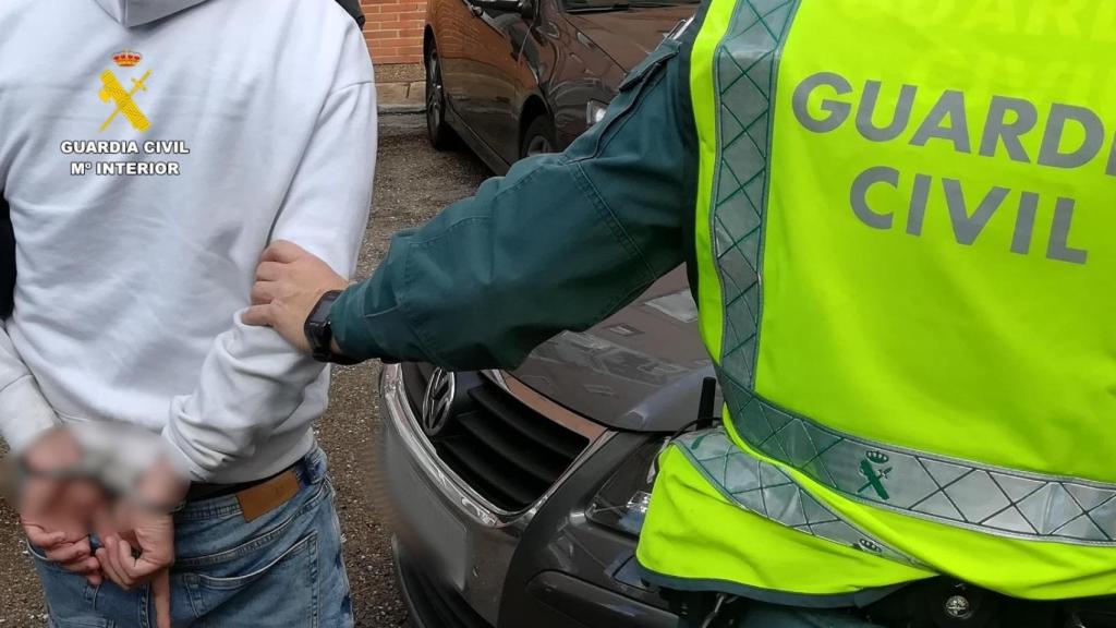 Un agente de la Guardia Civil junto al detenido en Zamora