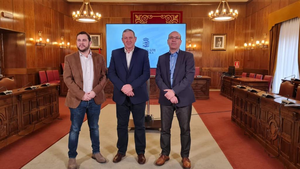 El presidente de la Diputación de Zamora, Javier Faúndez; el vicepresidente primero y diputado de Educación, Cultura y Turismo, Víctor López de la Parte; y el diputado delegado del Área de Economía y Hacienda, José Manuel Salvador Touriño; presentan el Plan Económico Financiero 2025