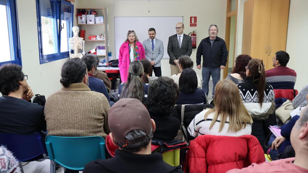 El alcalde de Zamora, Francisco Guarido; y el delegado territorial de la Junta de Castilla y León, Fernando Prada; visitan a los alumnos de los nuevos programas mixtos de formación y empleo