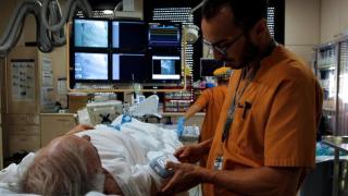 Imagen de archivo de un profesional sanitario de cardiología atendiendo a un paciente.