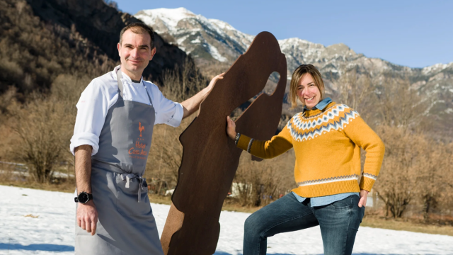 David Beltrán y Ainhoa Lozano junto a una escultura que homenajea a Martín Berasategui.