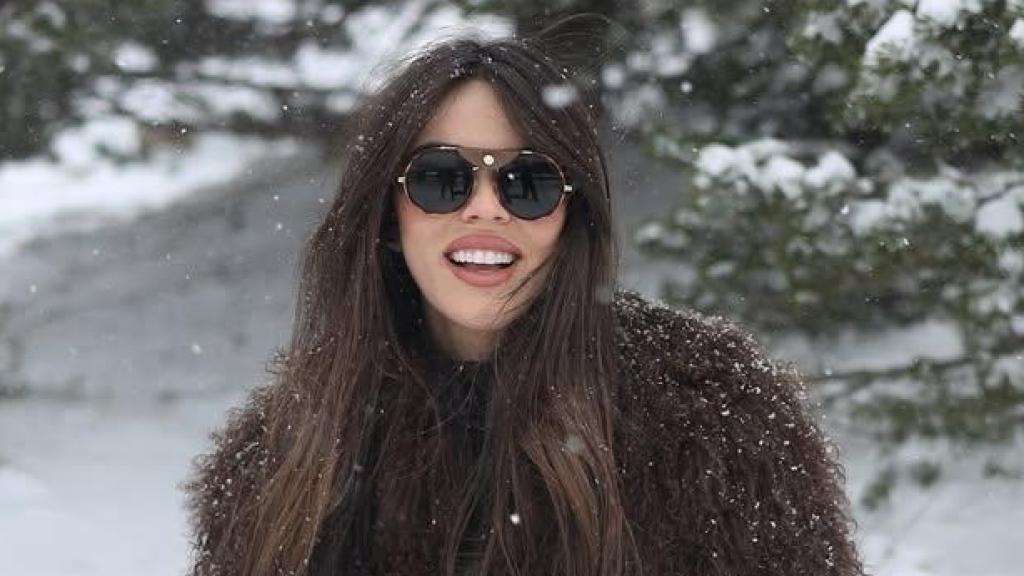 Violeta Mangriñán en la nieve con abrigo de pelo rizado.