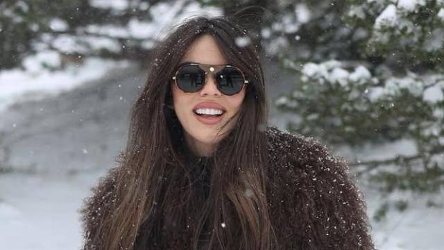 Violeta Mangriñán en la nieve con abrigo de pelo rizado.