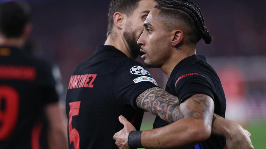 Íñigo Martínez y Raphinha celebran el gol del brasileño al Benfica