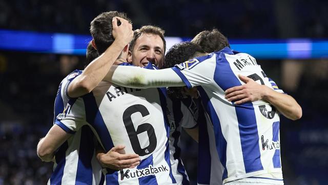 Los jugadores de la Real Sociedad celebran un gol