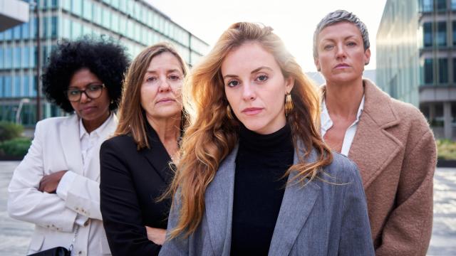 Cuatro mujeres de negocios posan ante la cámara.