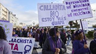 Varias personas sujetan carteles durante una manifestación del 25N contra las violencias machistas en Santander, Cantabria.