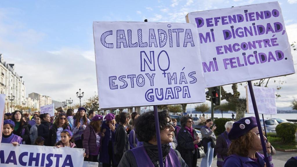Varias personas sujetan carteles durante una manifestación del 25N contra las violencias machistas en Santander, Cantabria.