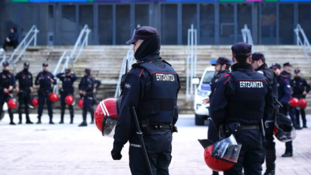 Un agente de la Ertzaintza, en plena patrulla.