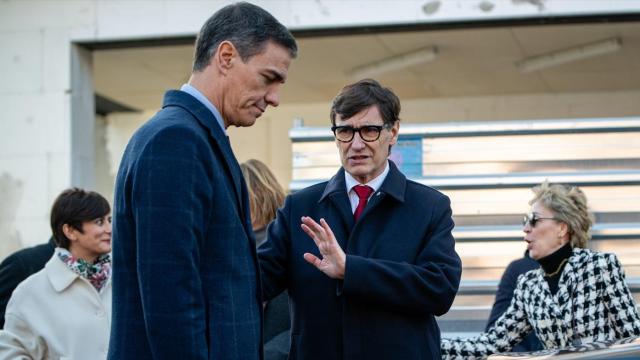 Sánchez, presidente del Gobierno y líder del PSOE, juto a Illa, presidente de la Generalitat y líder del PSC, el pasado febrero en Sant Boi (Barcelona).