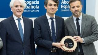 El presidente de la Abogacía Española, junto a los abogados de Gisèle Pelicot, este miércoles en Madrid./