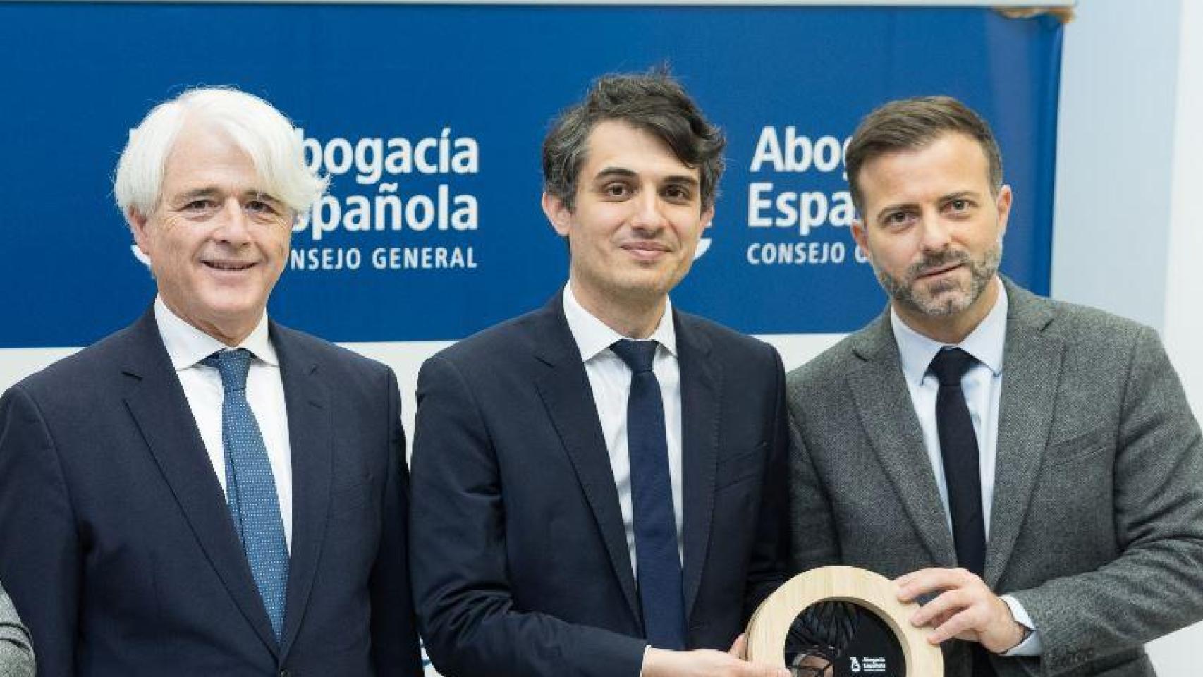El presidente de la Abogacía Española, junto a los abogados de Gisèle Pelicot, este miércoles en Madrid./