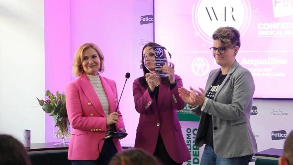 Entrega del Premio Fetico Aequalitas 2024 a la asociación Women in Retail (WIN) por parte de Charo Torres, vicesecretaria de Fetico, y Ester Ramírez, responsable de Igualdad y Diversidad.