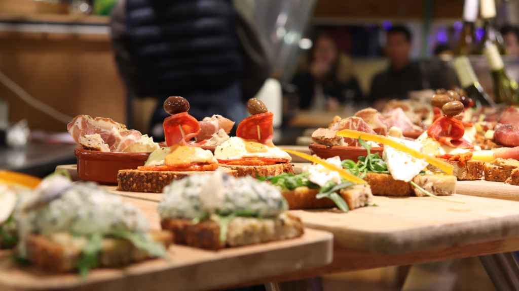 Imagen de varios pinchos en la Feria de la Tapa de Fuenlabrada.