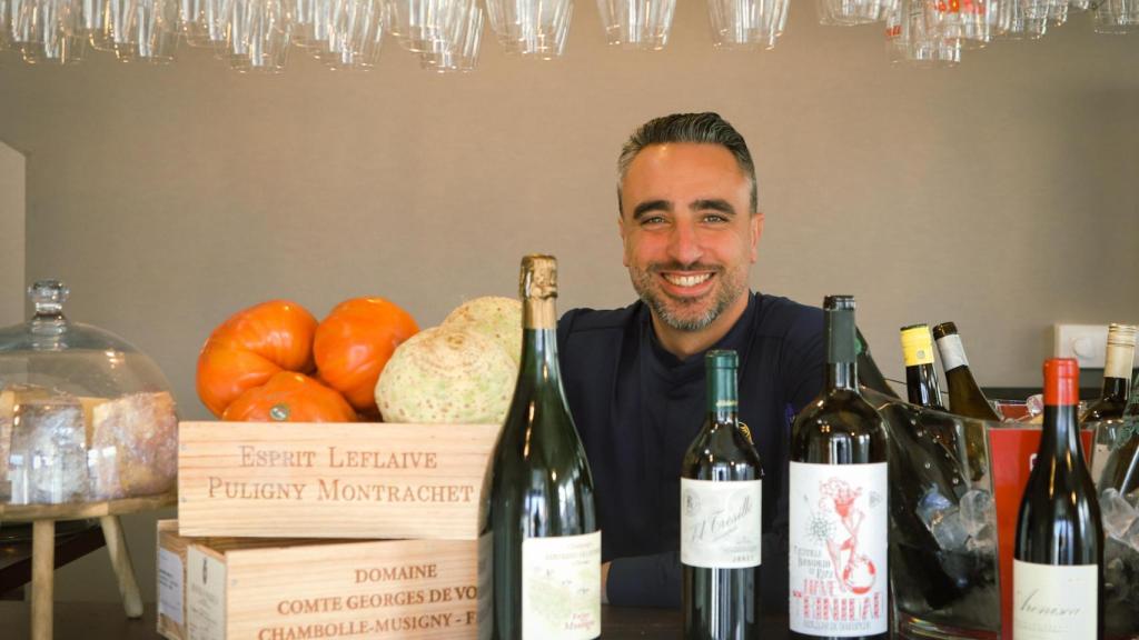 El sumiller Lai Rueda en su nuevo restaurante El 22.