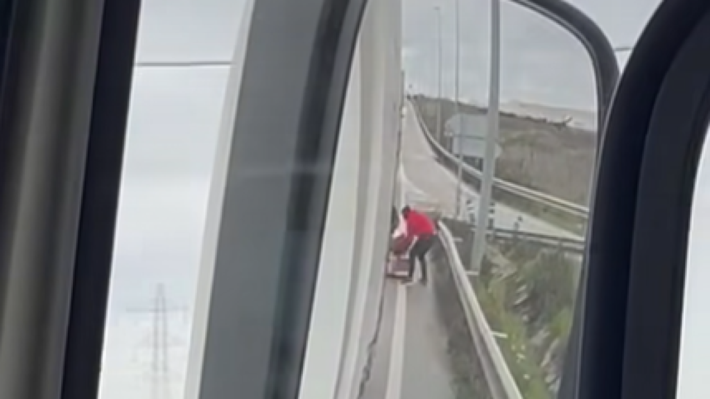 Los ladrones robando un coche en la M-506.