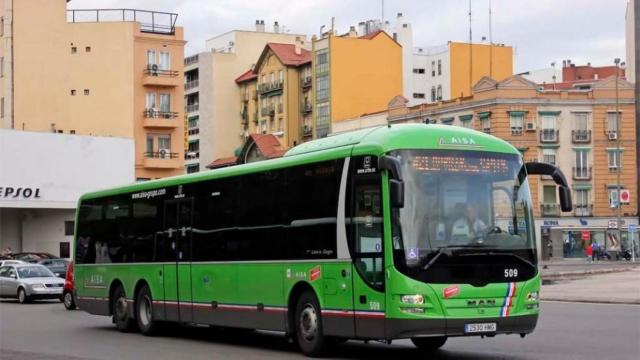 Un autobús interurbano en el casco antiguo de una ciudad.