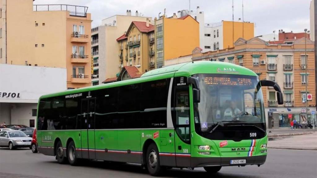Un autobús interurbano en el casco antiguo de una ciudad.