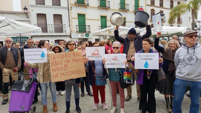 Manifestación vecinal frente al Ayuntamiento de Álora.
