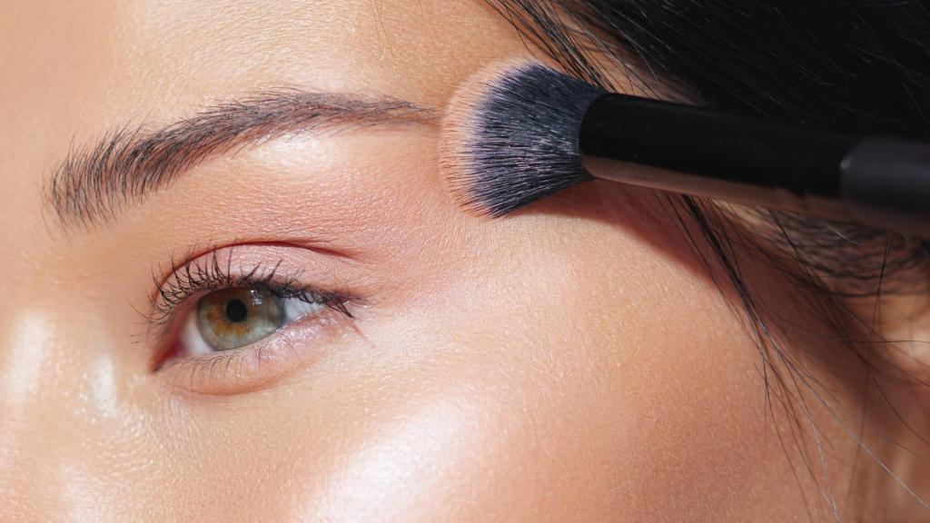 Imagen de archivo de una mujer maquillándose los ojos.