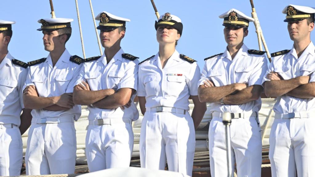 La tripulación de Elcano saluda desde cubierta.
