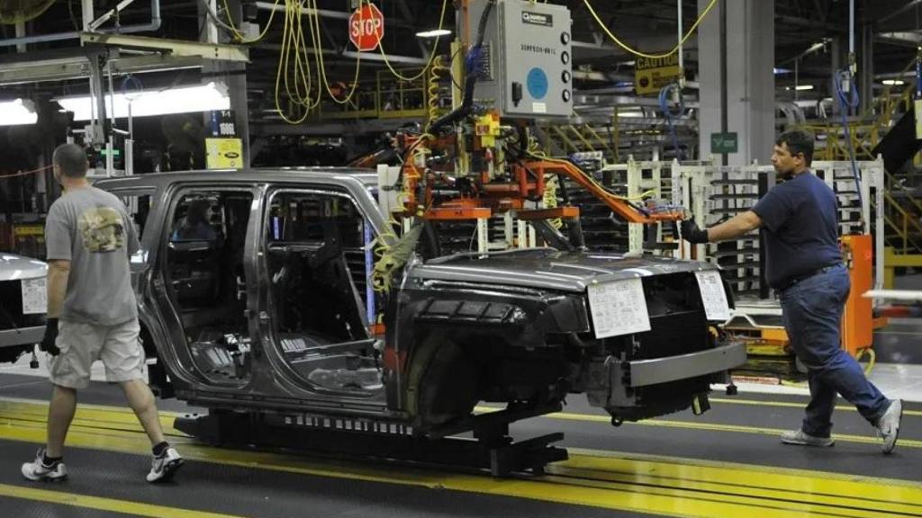 Dos empleados trabajan en un Jeep de la cadena de montaje de la planta de Belvidere, EEUU, en una imagen de archivo.