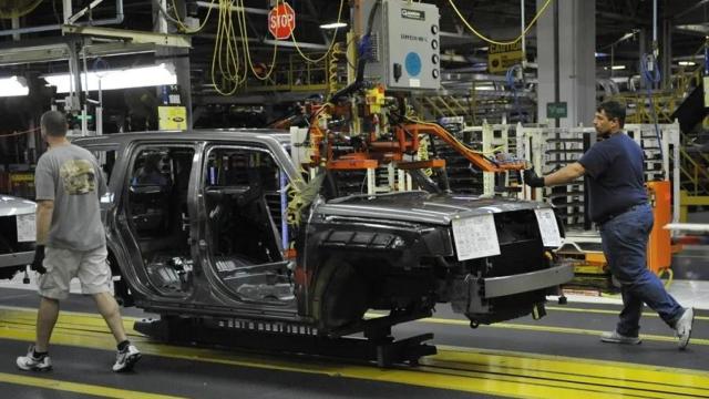 Dos empleados trabajan en un Jeep de la cadena de montaje de la planta de Belvidere, EEUU, en una imagen de archivo.