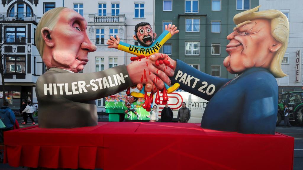Una carroza de carnaval en Alemania que muestra a un Zelenski aplastado por Putin y Trump.