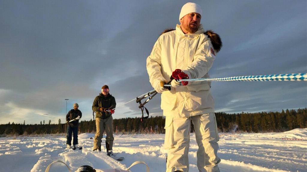 Mathew Hefner, comandante de la misión Musk Ox II, entrenando con una capa del ordenador.