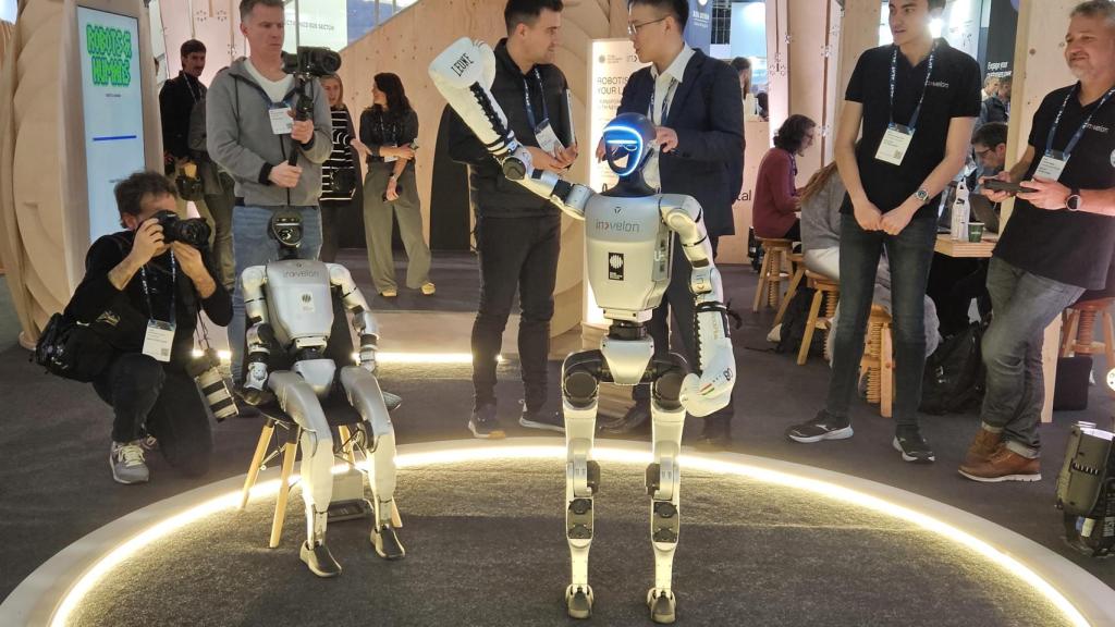 Unitree G1 saludando al público en el MWC 2025