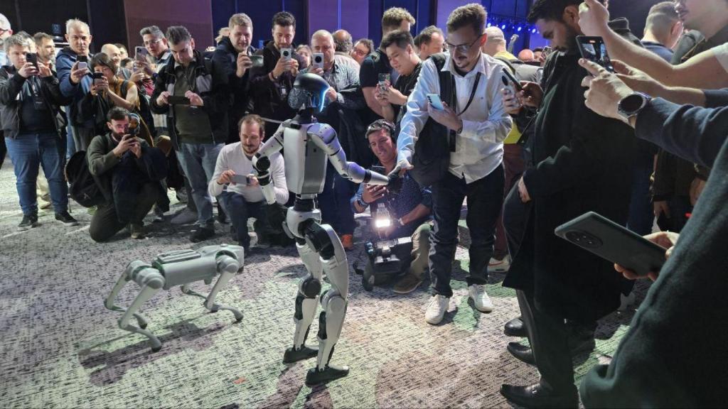 Unitree G1 dando la mano en el evento de Honor del MWC 2025