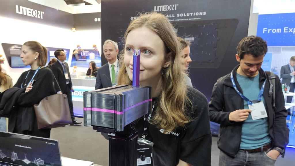 Tany Feoktistova mira a través de la lentilla VR de Xpanceo