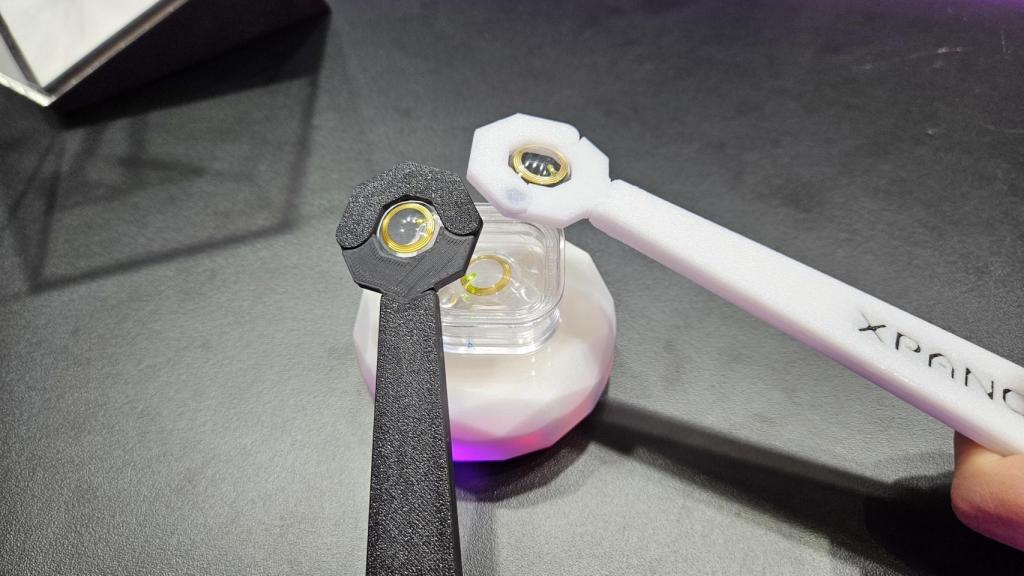 Tres lentillas se cargan inalámbricamente con el estuche de Xpanceo