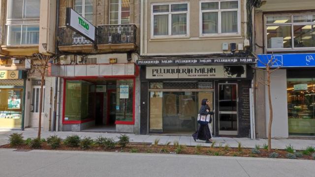 Un bajo comercial cerrado y otro en obras en el tramo reurbanizado de la calle San Andrés.