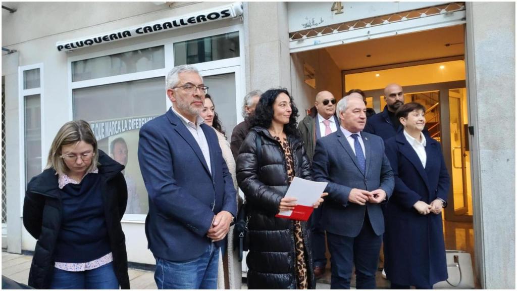 El concejal Miguel Fernández (izq.) tras la reunión de los socialistas lucenses