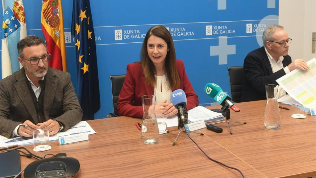 A conselleira do Medio Rural, María José Gómez, acompañada por el director general de la PAC y de Control da Cadea Alimentaria, Juan José Cerviño; y el director general de Gandaría, Agricultura e Industrias Agroalimentarias, José Balseiros.