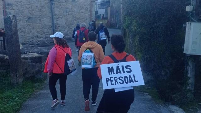 Trabajadores de Volta do Castro realizan una caminata  para exigir más recursos y más personal.