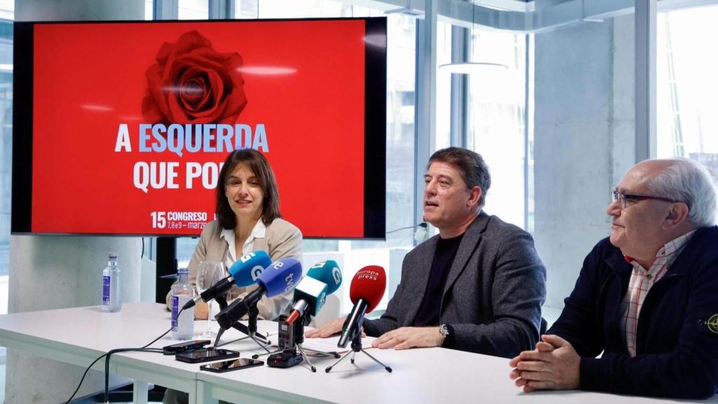 El secretario xeral del PSdeG, José Ramón Gómez Besteiro, el secretario de Organización, Luis Ángel Lago, y la alcaldesa de Silleda, Paula Fernández.