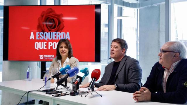 El secretario xeral del PSdeG, José Ramón Gómez Besteiro, el secretario de Organización, Luis Ángel Lago, y la alcaldesa de Silleda, Paula Fernández.