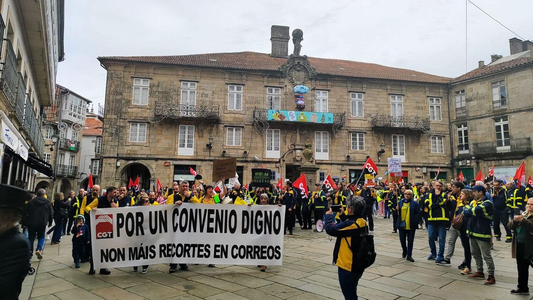 Más de 400 trabajadores de Correos se manifiestan en Santiago para ...