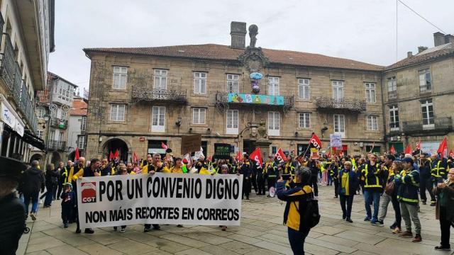 Manifestación del personal de Correos este miércoles en Santiago.