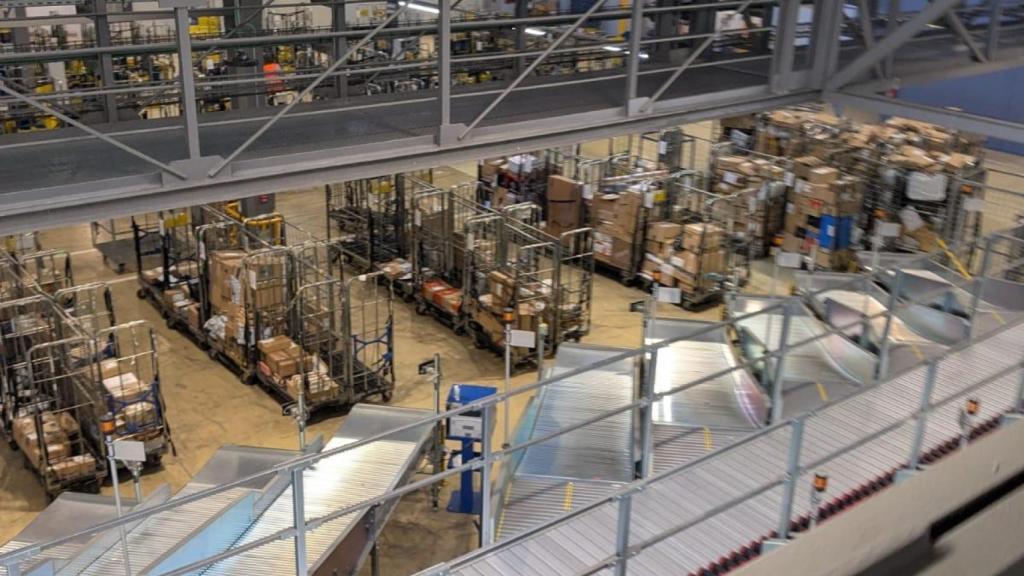 Jornada de huelga en el Centro de Tratamiento Postal de Lavacolla, en Santiago.