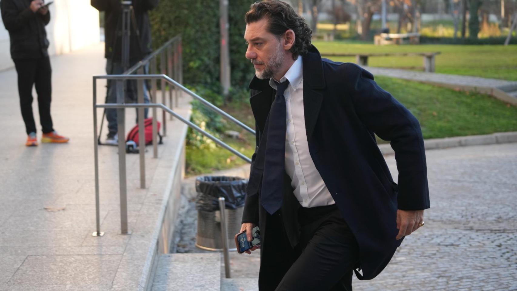 Jonathan Andic, visiblemente serio, a la llegada al funeral de su padre, Isak Andic.