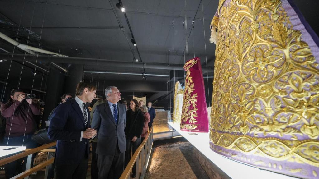 El alcalde de Sevilla, José Luis Sanz, y el comisario de la muestra, Ramón Vergara, contemplan la exposición de arte sacro.