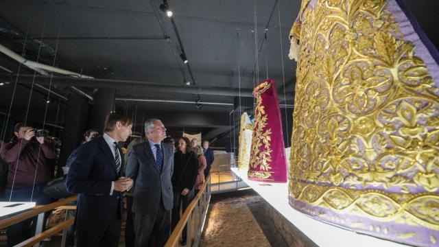 El alcalde de Sevilla, José Luis Sanz, y el comisario de la muestra, Ramón Vergara, contemplan la exposición de arte sacro.