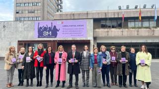 Vigo despliega su lona del 8M en la Plaza do Rei